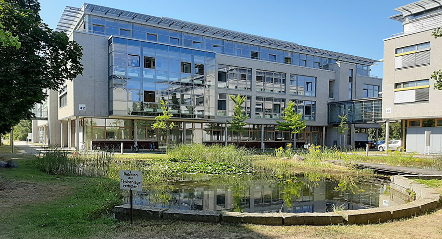 Creative open space on the banks of the pond - the Manfred von Ardenne Business Center at the IPW